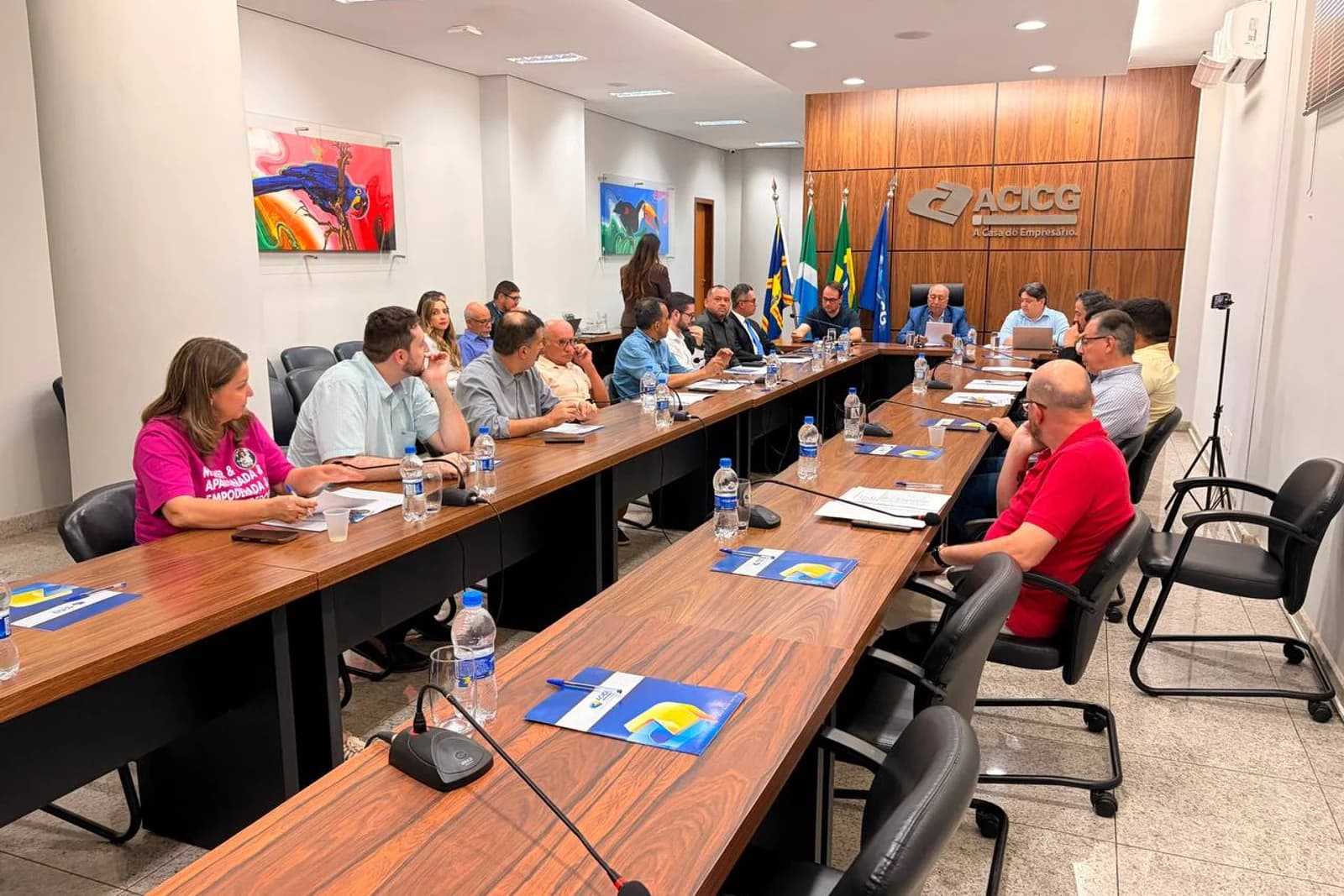 Encontro de entidades empresariais com participação de Juliana Aranda