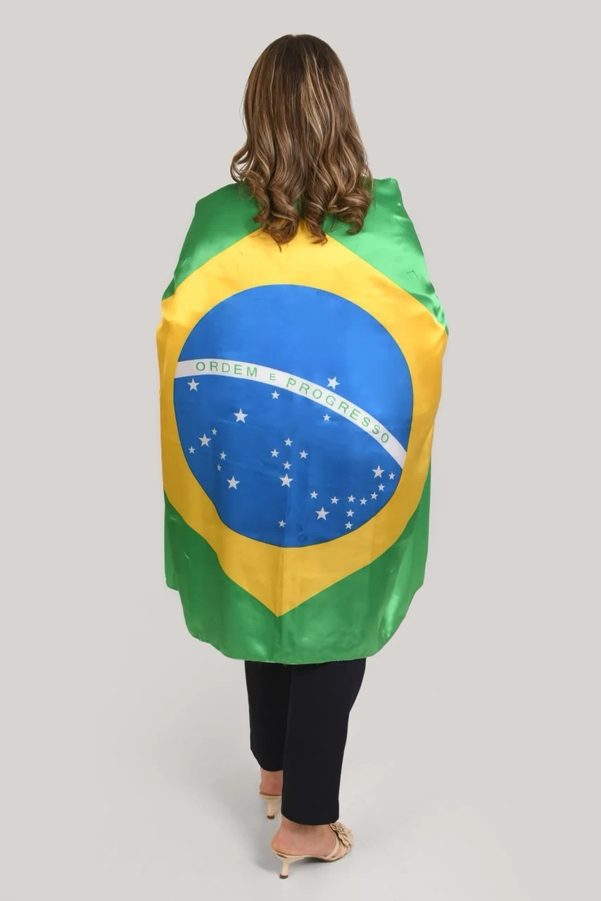 Juliana Aranda de costas com a bandeira do Brasil